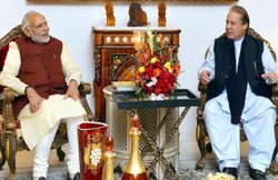 PM मोदी ने छुए नवाज शरीफ की मां के पैर, पत्नी को दी शॉल और कश्मीरी चाय भी पी