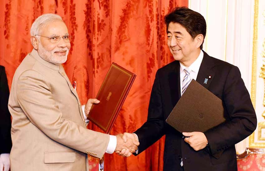 जापान के पीएम से हथ मिलाते नरेंद्र मोदी