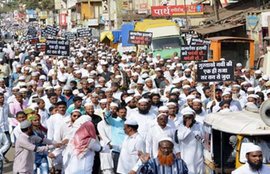 malda rally of Muslims turns voilent, comment on prophet, Hindu Mahasabha leader Kamlesh Tiwari, Malda district, mob set fire on two dozen vehicles, attacked Kaliachak Police Station, muslims rally in malda, latest news in hindi, मालदा मुस्‍ल‍िम रैली, मालदा हिंसा पैगंबर, मालदा रैली, कमलेश तिवारी, विश्‍व हिंदू महासभा, हिंदी न्‍यूज