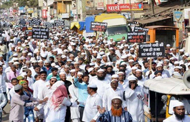 malda rally of Muslims turns voilent, comment on prophet, Hindu Mahasabha leader Kamlesh Tiwari, Malda district, mob set fire on two dozen vehicles, attacked Kaliachak Police Station, muslims rally in malda, latest news in hindi, मालदा मुस्‍ल‍िम रैली, मालदा हिंसा पैगंबर, मालदा रैली, कमलेश तिवारी, विश्‍व हिंदू महासभा, हिंदी न्‍यूज