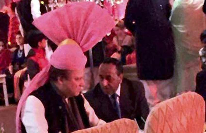 granddaughter's wedding, PM modi gift turban, modi gift to sharif, pink turban, kashmiri tea, nawaz sharif turban, pm modi news, surprsie pakistan visit, modi nawaj, Mehrunnisa, sharif mother, india pakistan, pm modi news, गुलाबी साफा, नरेंद्र मोदी, मोदी का तोहफा, पाकिस्‍तान विजिट, सरप्राइज विजिट, शरीफ की मां