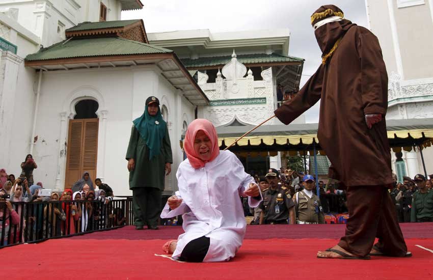 woman caned in indonesia, woman publicly caned for being too close to man, woman violates sharia law in Indonesia, Nur Elita punished, Baiturrahman mosque, Banda Aceh, Indonesia's Aceh province, Islamic law woman caned in indonesia, woman publicly caned for being too close to man, woman violates sharia law in Indonesia, Nur Elita punished, Baiturrahman mosque, Banda Aceh, Indonesia's Aceh province, Islamic law