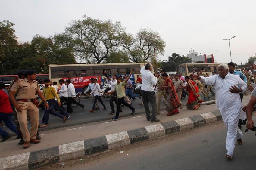 BJP office attacked, mehsana BJP office attacked, patel agitation, patel protesters, stone pelting bjp office, बीजेपी दफ्तर हमला, मेहसाणा बीजेपी दफ्तर हमला, बीजेपी दफ्तर पटेल प्रदर्शनकारी, पटेल आंदोलन, पाटीदार आंदोलन, mayur patel, modi home district