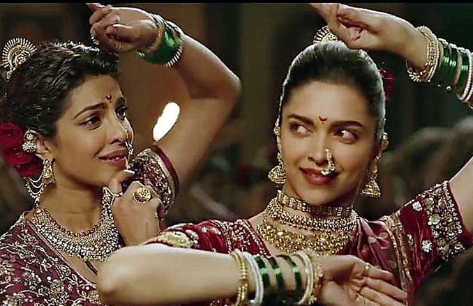 इतिहास से छेड़छाड़ ”बाजीराव मस्तानी” के इन दो गानों पर लगाई जाए रोक बरना…