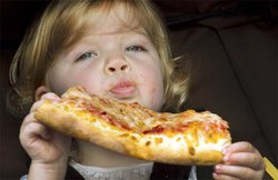 अलग अंदाज में Pizza को नाइफ और फोर्क की बजाए हाथ से उठाकर खाना अशिष्टाचार नहीं होगा