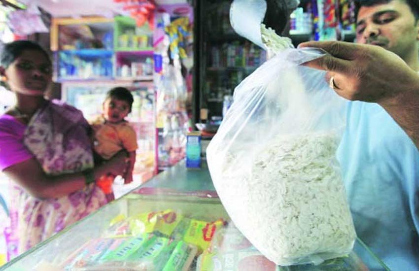 UP में अब कुछ भी खरीदने जाएं तो साथ में ले जाएं कपड़े या कागज का थैला