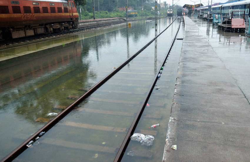 Army personnel flood relief operation , Flood in chennai, Heavy Rain in tamil, Indian coast guard, latest news on tamil flood, Indian army, chennai heavy rain images, latest news on chennai rai