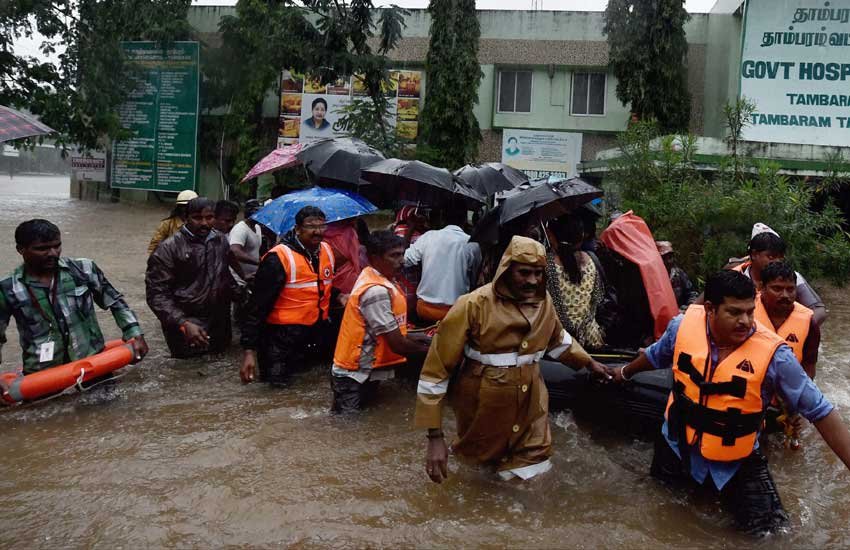 Army personnel flood relief operation , Flood in chennai, Heavy Rain in tamil, Indian coast guard, latest news on tamil flood, Indian army, chennai heavy rain images, latest news on chennai rai