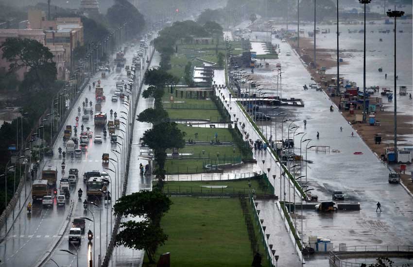 Army personnel flood relief operation , Flood in chennai, Heavy Rain in tamil, Indian coast guard, latest news on tamil flood, Indian army, chennai heavy rain images, latest news on chennai rai