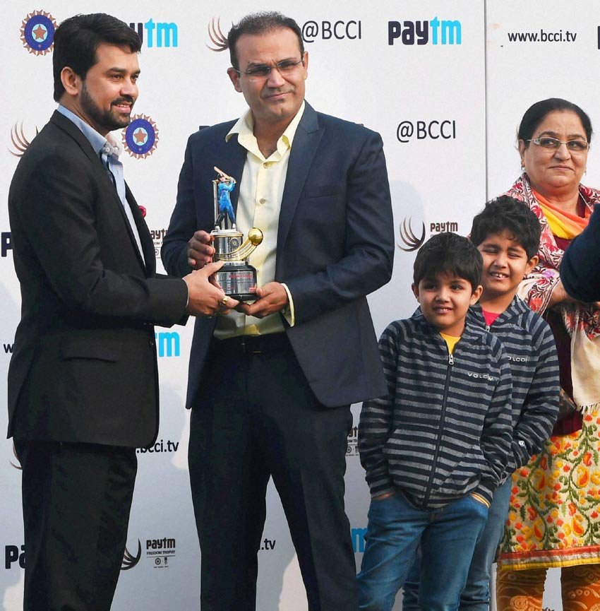 सहवाग को सम्मानित करते अनुराग ठाकुर। ( Photo-PTI)