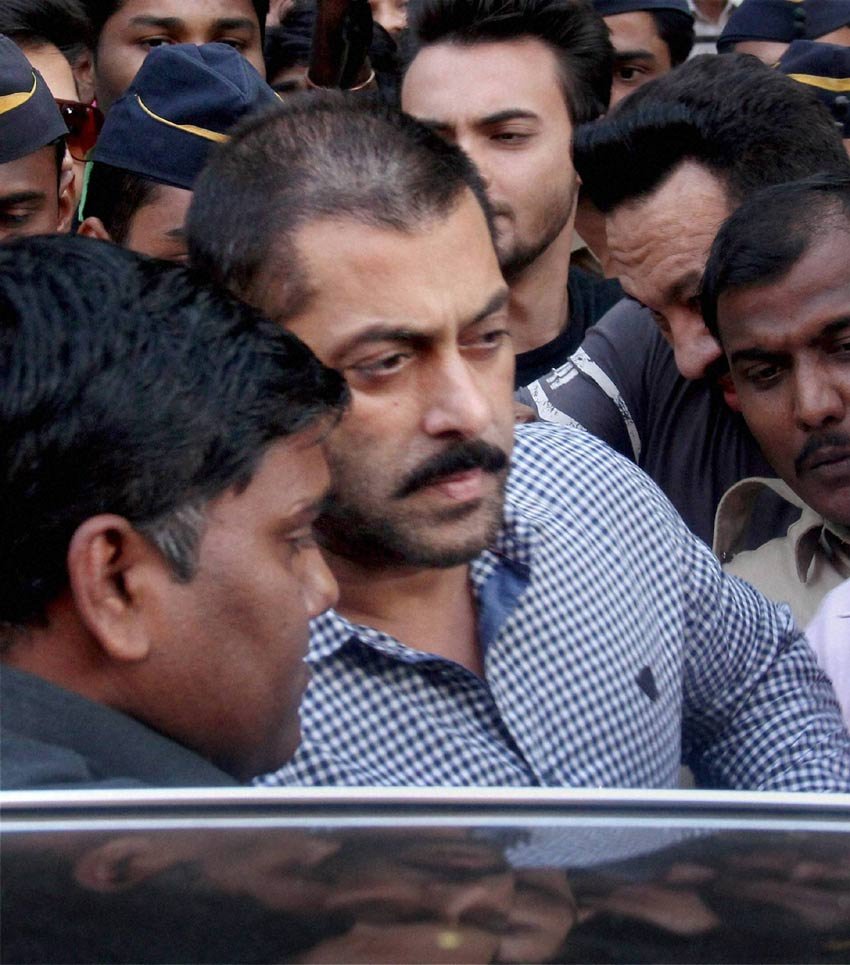 सलमान की बहन अलवीरा फैसले के बाद अपनी मुस्कराहट नहीं रोक सकीं और उन्होंने संवाददाताओं की ओर हाथ उठाकर सफलता का इशारा किया।<br/><br/>तस्वीर में गुरुवार को मुंबई में 2002 में घटित हिट एंड रन मामले में रिहा होने के बाद अभिनेता सलमान खान बॉम्बे हाई कोर्ट से जाते हुए। (पीटीआई फोटो)