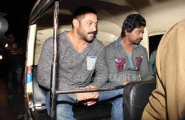 salman khan, Salman Khan autorickshaw, SALMAN KHAN BIRTHDAY WEEK, Nikhil Dwivedi, sohail khan birthday, salim khan, salman family, arpita, salman pics, सलमान खान, निखिल दि्वेदी, सलमान फैमिली, ऑटो रिक्‍शा, ऑटो में सलमान, सोहेल खान बर्थडे