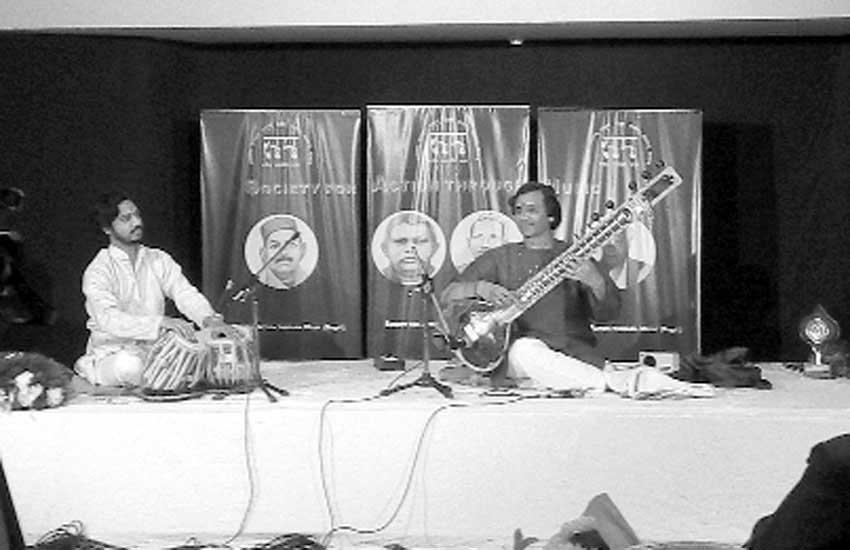 पंडित दरगाही मिश्र स्मृति समारोह में एक प्रस्तुति।