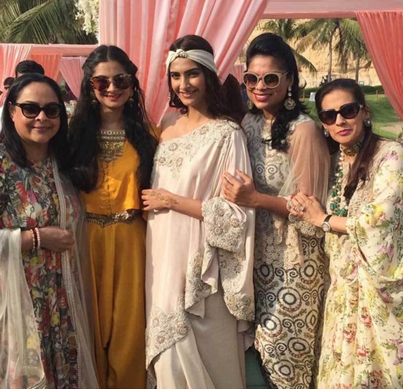 अभिनेत्री सोनम कपूर ओमान में डिजाइनर कुणाल रावल की बहन शाशा की शादी में शामिल हुईं। सोनम के साथ उनकी बहन राहया और मम्मी सुनीता कपूर भी मौजूद थीं। (स्रोत- फोटो इंस्टाग्राम)
