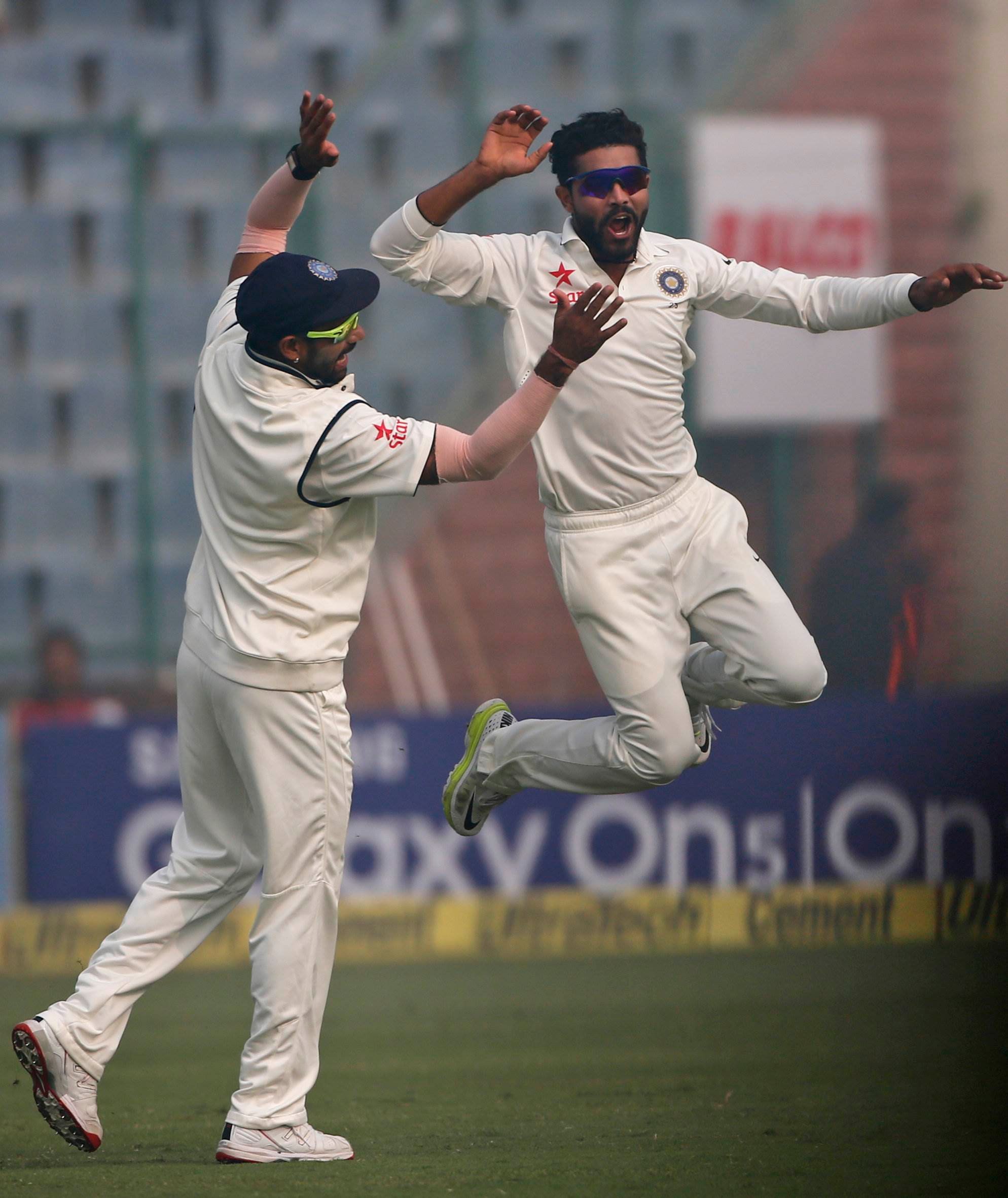 रविंद्र जडेजा ने पूरी सीरीज में शानदार गेंदबाजी की। कोटला टेस्‍ट के दौरान साउथ अफ्रीका की दूसरी पारी में भी उन्‍होंने शानदार गेंदबाजी की। भारत की जीत में सबसे बड़ा रोड़ा समझे जा रहे हाशिम अमला को उन्‍होंने ही पैवेलियन लौटाया।