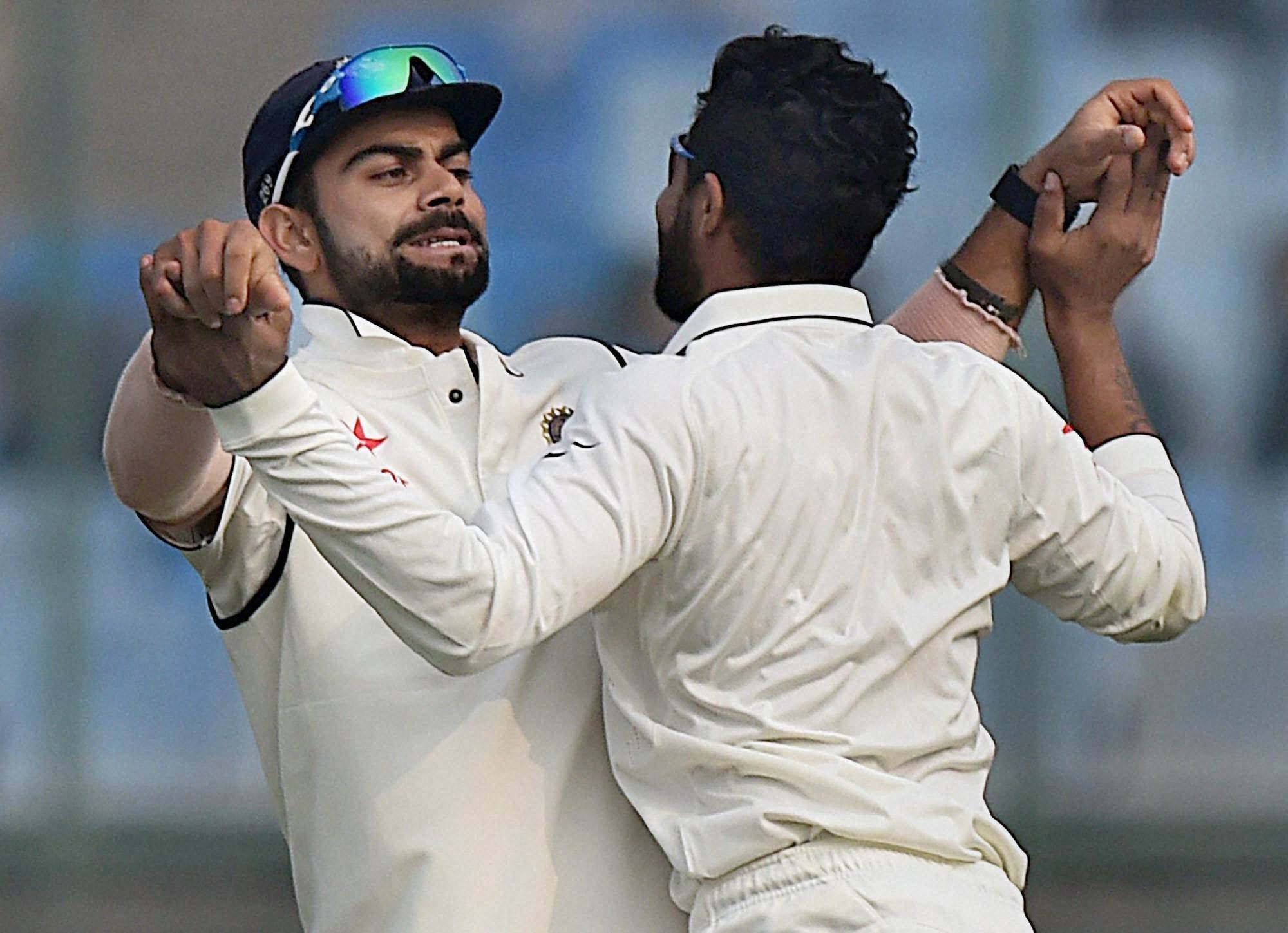 दिल्‍ली के फिरोजशाह कोटला मैदान पर विराट की बल्‍लेबाजी शानदार रही। उनकी बल्‍लेबाजी पर किसी को कभी कोई शक रहा भी नहीं है। इस सीरीज में उनकी कप्‍तानी पर सबकी निगाहें थीं, लेकिन साउथ अफ्रीका को फिरकी के जाल में फंसाकर विराट ने साबित कर दिया कि वह न केवल आक्रामक शॉट लगा सकते हैं बल्कि उससे भी आक्रामक रणनीति भी बना सकते हैं।