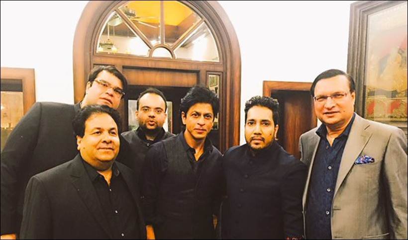 सोनाली जेटली की संगीत सेरेमनी में मौजूद वरिष्ठ पत्रकार रजत शर्मा के साथ शाहरुख खान और मीका सिंह। (Source - @MikaSingh)