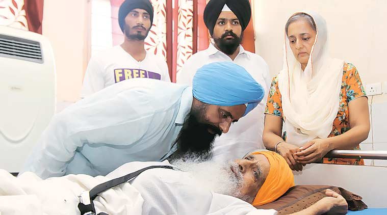 अस्पताल में बिस्तर पर लेटे बापू सूरत सिंह खालसा। (Source: Express File photo)