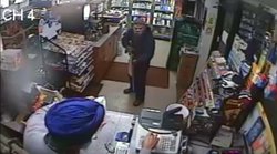 VIDEO: अमेरिका में बंदूकधारी हमलावर पर भारी पड़ा बुजुर्ग सिख, चप्‍पल से मारकर भगाया