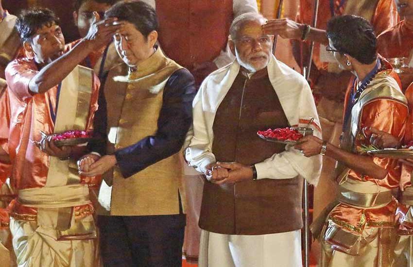 दिसंबर 2015 में जापानी पीएम शिंजो एबे अपने भारत दौरे में पीएम नरेंद्र मोदी के संसदीय क्षेत्र वाराणसी भी गए थे। (FILE PHOTO: REUTERS)