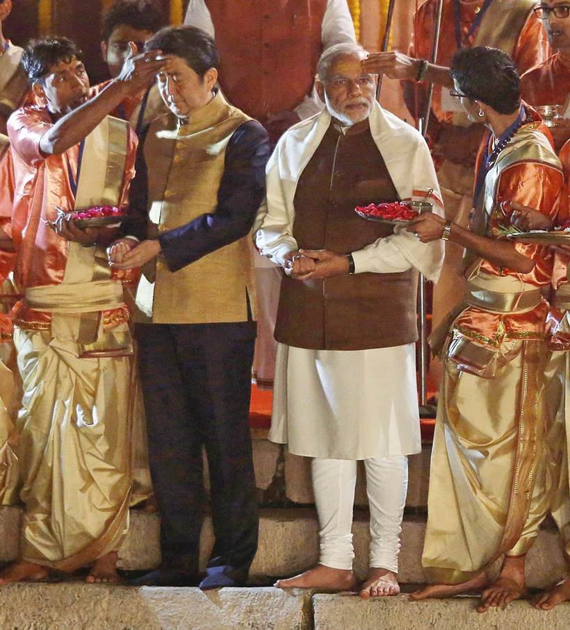 वाराणसी मोदी आबे, मोदी आबे, दशाश्वमेध घाट, गंगा आरती, मोदी जापानी पीएम, Shinzo Abe, Narendra modi, varanasi, abe in varanasi, abe varanasi visit, Dashashwamedh Ghat, Abe ganga arati, Modi abe varanasi visit, abe modi varanasi visit, japan pm varanasi, modi abe varanasi photos, abe varanasi photos, latest news, varanasi photos