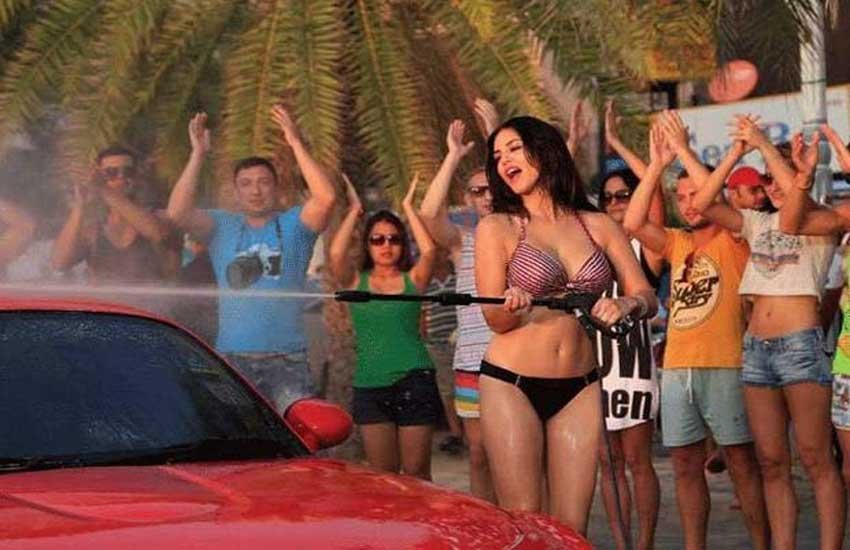 Sunny leone car wash, sunny leone car wash offer, mastizaade promotion, sunny leone, mastizaade, mastizaade trailer, mastizaade sunny leone, मस्‍तीजादे, मस्‍तीजादे ट्रेलर, सनी लियोनी, सनी लियोनी फोटोज, sunny leone, sunny leone hot photos