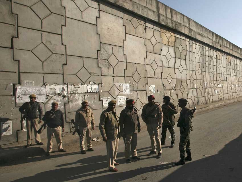 pathankot, pathankot attack, Pathankot news, pathankot terror attack, terrorist attack in pathakot, पठानकोट, पठानकोट आतंकी हमला, पंजाब आतंकी हमला, पठानकोट एयरफोर्स स्‍टेशन, PATHANKOT ATTACK PHOTOS, Pathankot air base, pathankot air force station, Pathankot news, punjab, pathankot air force base attack, punjab attack, punjab air force attack, punjab sp car missing, india news, breaking news, latest news