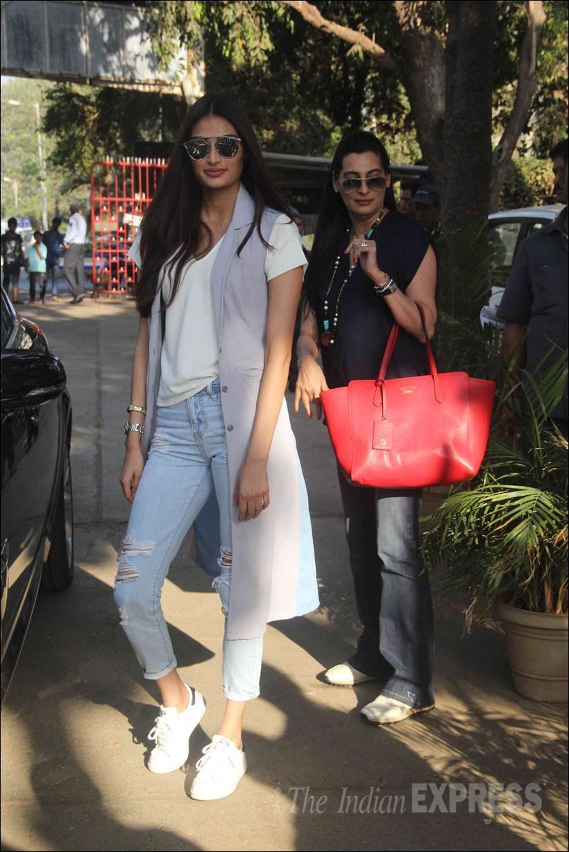 Athiya Shetty, Suneil Shetty, Air India Ground, Santa Cruz, Vishesh Cup 2016, cricket, bollywood, Mana Shetty