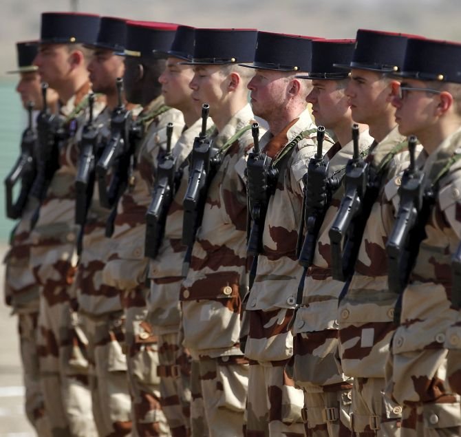 Republic Day parade, CRPF, Indian Army, Indian Army dog squad, French contingent, BSF, ITBP, Rapid Action Force, Francoise Hollande, French Army, France, Paris, Rajpath, Labradors, Republic Day parade 2016