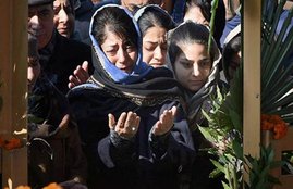 Mehbooba Mufti breaks down, kashmir news, Sonia Gandhi, Mehbooba Mufti, political speculation, PDP, Jammu Kashmir, BJP, Congress, PDP president, Mehbooba Mufti, Mufti Mohammad Sayeed, J&K, जम्‍मू कश्‍मीर, कांग्रेस, महबूबा मुफ्ती, सोनिया गांधी, पीडीपी, कांग्रेस, मुफ्ती मोहम्‍मद सईद, बीजेपी, latest hindi news, news in hindi