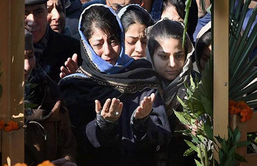 Mehbooba Mufti breaks down, kashmir news, Sonia Gandhi, Mehbooba Mufti, political speculation, PDP, Jammu Kashmir, BJP, Congress, PDP president, Mehbooba Mufti, Mufti Mohammad Sayeed, J&K, जम्‍मू कश्‍मीर, कांग्रेस, महबूबा मुफ्ती, सोनिया गांधी, पीडीपी, कांग्रेस, मुफ्ती मोहम्‍मद सईद, बीजेपी, latest hindi news, news in hindi