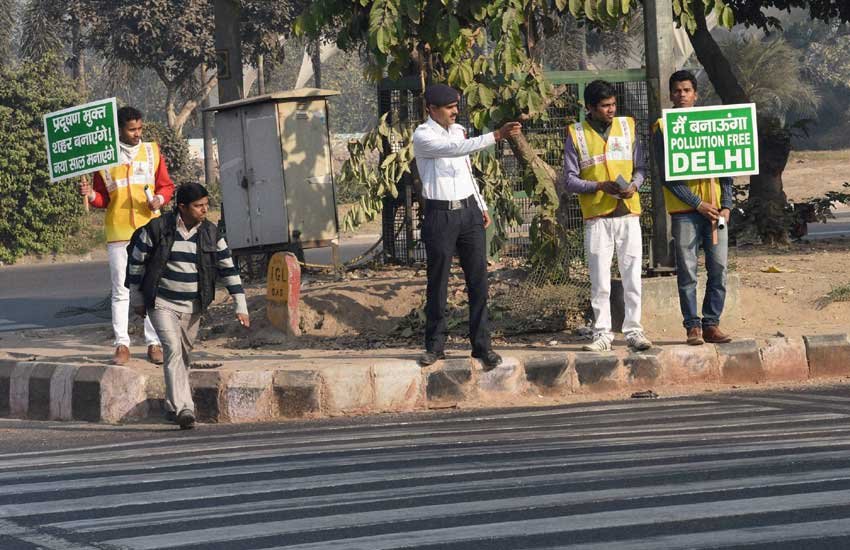 दिल्ली ट्रैफिक पुलिस के साथ खड़े 'आप' स्वयंसेवक। 