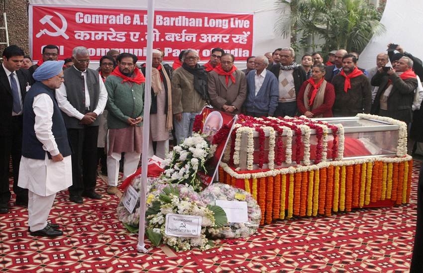 नई दिल्ली स्थित पार्टी मुख्यालय में भाकपा के वरिष्ठ नेता ए बी वर्द्धन को श्रद्धांजलि देते पूर्व प्रधानमंत्री मनमोहन सिंह। 