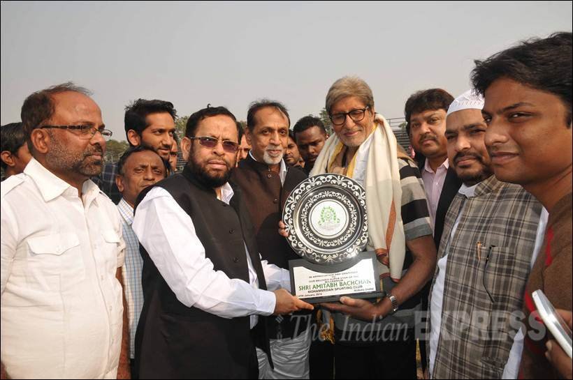 amitabh bachchan, amitabh bachchan movies, amitabh bachchan plays football, amitabh bachchan football, big b pics, amitabh bachchan football pics, amitabh bachchan pics, amitabh bachchan pictures, amitabh bachchan photos, amitabh bachchan football photos, entertainment