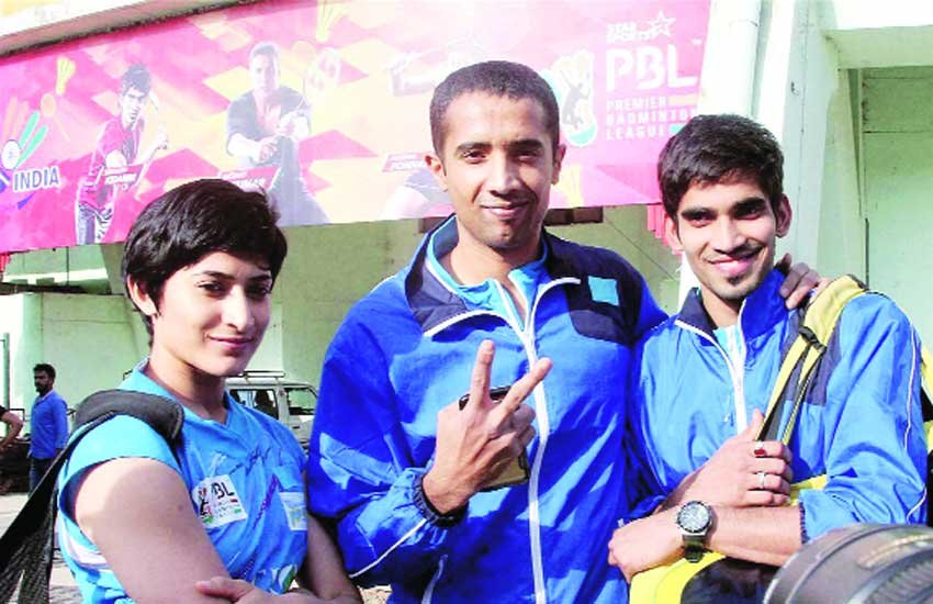प्रीमियर बैडमिंटन लीग (पीबीएल) की टॉप गन्स टीम के कोच अरविद भट (बीच में) मंगलवार को अश्विन पोनप्पा (बाएं) और के श्रीकांत के साथ। प्रीमियर बैडमिंटन लीग (पीबीएल) की टॉप गन्स टीम के कोच अरविद भट (बीच में) मंगलवार को अश्विन पोनप्पा (बाएं) और के श्रीकांत के साथ।