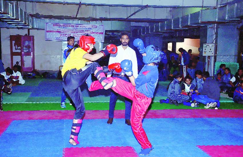 एक-दूसरे से मुकाबला करते स्कूली छात्र। 