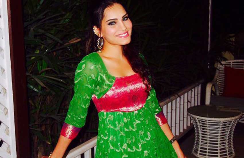 Rahul mahajan, rahul mahajan new girlfriend, Amruta mane, rahul mahajan hot girlfriend, amruta mane hot photos, rahul partying with amruta, राहुल महाजन, राहुल महाजन गर्लफ्रेंड, अमृता माने, मॉडल अमृता, फोटो गैलरी, बॉलीवुड न्‍यूज, राहुल महाजन अमृता,
