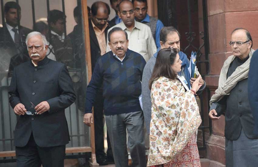 नई दिल्ली में बुधवार को कैबिनेट की मीटिंग के बाद बाहर निकलते केंद्रीय वित्त मंत्री अरुण जेटली, महिला व बाल विकास मंत्री मेनका गांधी और नागरिक विमानन मंत्री अशोक गजपति राजू।