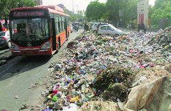 दिल्ली: हड़ताली MCD कर्मचारियों ने मनीष सिसोदिया के घर के बाहर लगाया कूड़े का ढेर