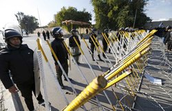 बगदाद के मॉल में बंदूकधारियों ने लोगों को बंधक बनाया, सात मरे