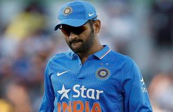 हमारे गेंदबाजी आक्रमण में स्थिरता की कमी : धोनी