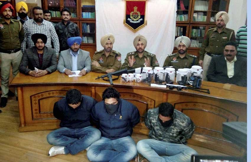 मोहाली से पकड़े गए तीनों अपराधियों के साथ पंजाब पुलिस प्रेस कॉन्फ्रेंस करती हुई। 