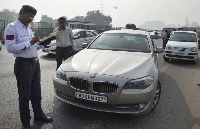 चालान काटते दिल्ली ट्रैफिक पुलिस के सिपाही। 