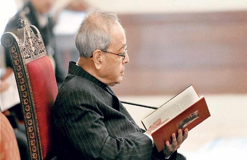 एक कॉलेज की नई इमारत का उद्घाटन करते राष्ट्रपति प्रणब मुखर्जी। (फाइल फोटो)