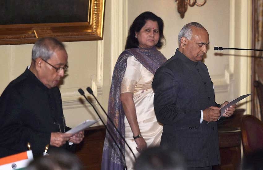 पूर्व रक्षा सचिव आरके माथुर को आठवें मुख्य सूचना आयुक्त के रूप में शपथ दिलाते राष्ट्रपति प्रणब मुखर्जी।