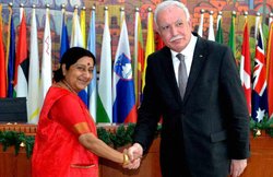 फिलस्तीन पहुंचीं सुषमा स्वराज, विदेशमंत्री से की बातचीत