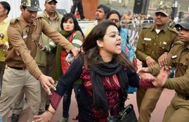 ink attack, woman smeared ink, arvind kejriwal, Delhi Chief Minister, Chhatrasal Stadium, arvind kejriwal ink, odd even, अरविंद केजरीवाल, स्‍याही फेंकी, केजरीवाल पर स्‍याही, ऑर्डर ईवन, छत्रसाल स्‍टेडियम, latest hindi news, delhi news, hindi news