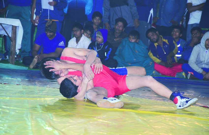 राष्ट्रीय स्कूल खेलों में मंगलवार को दांव लगाते पहलवान।
