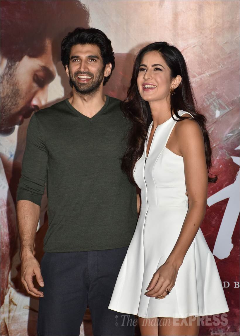 कैटरीना के साथ फोटो के लिए पोज देते आदित्य रॉय कपूर। (स्रोत फोटो - वरिंदर चावला)