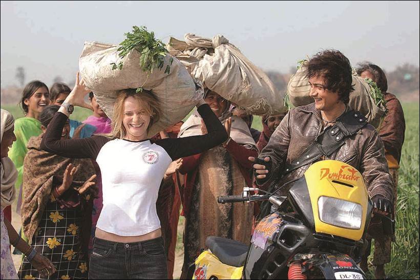 rang de basanti, aamir khan, kunal kapoor, soha ali khan, kirron kher, sharman joshi, alice petten, aamir, 10 years of rang de basanti, rang de basanti 10 years, rand de basanti stills, rang de basanti pics, entertainment, bollywood, films